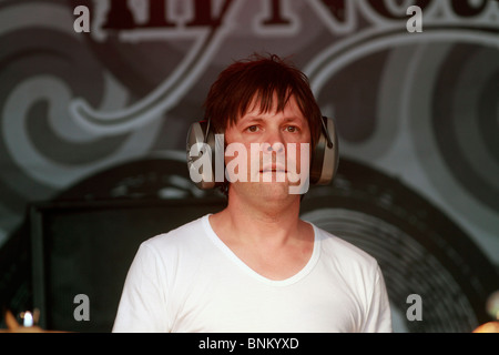 Alan Leach - Schlagzeug, Schuppen sieben die Pracht Festival in Nottingham Wollaton Park. Schuppen sind eine englische Indie-Rock-Band aus York und waren einer der Gruppen, die zu den Britpop-Musik-Szene beigetragen, das während der 1990er Jahre Band-Mitglieder, Rick Witte - Vocals, Paul Banks - Gitarrist und Songwriter, Tom Gladwin - Bass, entwickelt Alan Leach - Schlagzeug, Joe Johnson - Gitarre Stockfoto