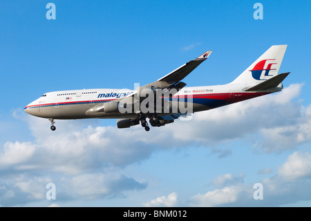 Boeing 747 von Malaysia Airlines im Landeanflug auf London Heathrow Airport, Großbritannien betrieben. Stockfoto