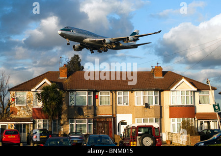 Heathrow runway Ansatz von Boeing 747, Cathay Pacific Cargo, Landung in London Heathrow Flughafen, Großbritannien. Myrtle Avenue Häuser in notunterstände. Stockfoto