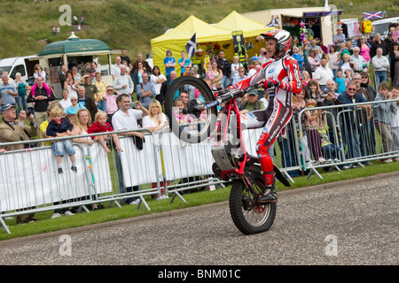 Steve Colley Motorrad Stunt Rider bei Arbroath Meer spektakuläre, Schottland, Großbritannien Stockfoto