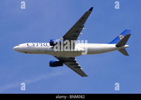 Airbus A330 von Cyprus Airways klettern aus betrieben nehmen Sie am Flughafen London Heathrow, Vereinigtes Königreich. Stockfoto