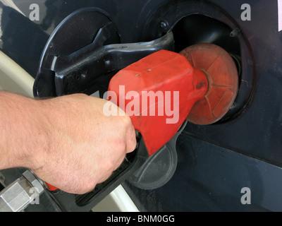 Mans Hand füllen sein Auto mit Benzin Benzin Stockfoto