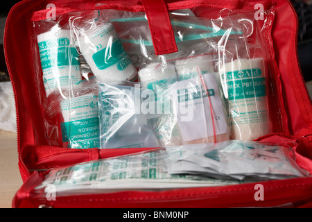 Bandagen und verschiedene Inhalte eines kleinen Heimbüro erste Hilfe Kit Stockfoto