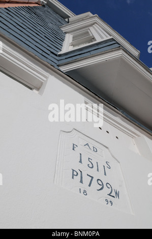 Ansicht eines historischen Stadthauses weiß und blau in Dartmouth auf seinen Blick auf den Fluss Erker mit klaren, blauen Himmel Stockfoto