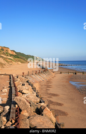 Beton und Holz Küstenschutzes, die parallel zu den Klippen zwischen Overstrand und Cromer, Norfolk, England, Vereinigtes Königreich. Stockfoto