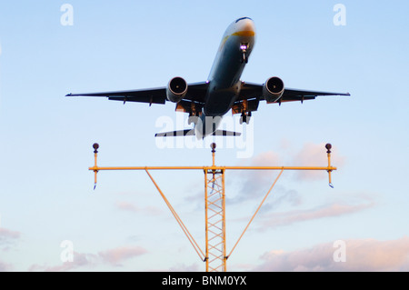 Boeing 777 Landeanflug auf London Heathrow Airport, Großbritannien von Jet Airways operiert. Stockfoto