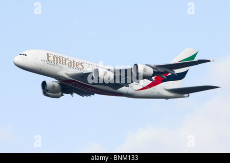 Airbus A380 von Emirates klettern Sie nach betrieben nehmen Sie vom Flughafen London Heathrow, Vereinigtes Königreich. Stockfoto