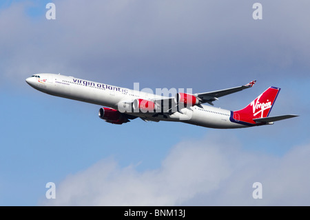 Airbus A340 von Virgin Atlantic Klettern heraus nach Take off von London Heathrow Airport, Großbritannien betrieben. Stockfoto