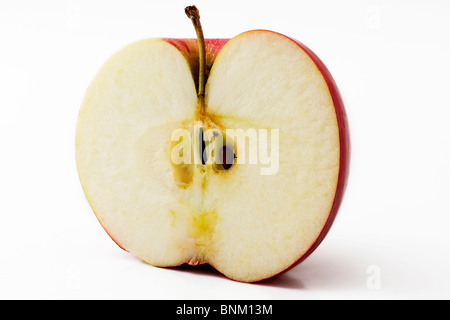 einen halben Apfel isoliert auf weißem Hintergrund Stockfoto
