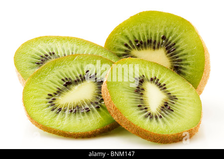 eine Kiwi und einige Scheiben isoliert auf weißem Hintergrund Stockfoto