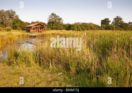 Großer Teich und Gartenhaus auf dem Lande, Wiltshire, England Stockfoto