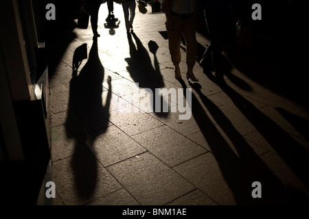 Des Käufers Schatten sind in einem Geschäftsviertel der Innenstadt von Sevilla, Andalusien, Spanien, 31. Mai 2010. Stockfoto