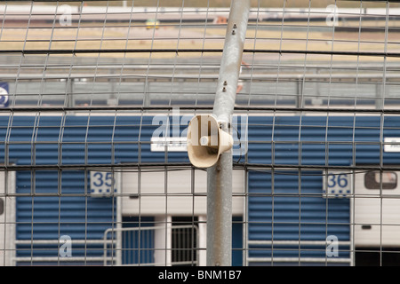 Ein Tannoy Lautsprecher montiert auf einem Zaun auf einer Rennstrecke Stockfoto