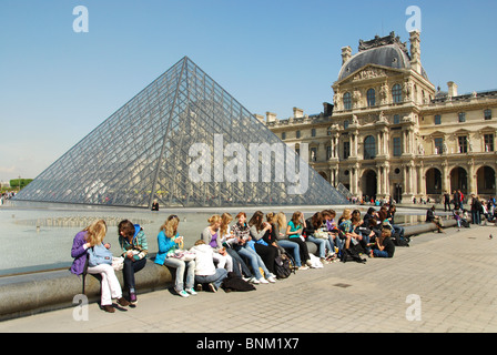 Menschen im Louvre Pyramide Paris France Stockfoto