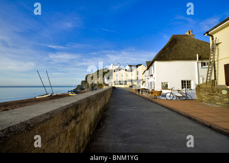 Torcross, South Hams, Devon. Die Ufermauer und Waterfront Häuser des kleinen Fischerdorfes auf Slapton Sands Stockfoto