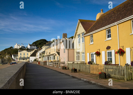 Die Ufermauer und Waterfront Häuser der hübschen Fischen Dorf von Torcross, South Hams, Devon. Stockfoto