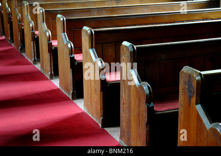 Bänke im St.-Petri Kirche, Herzinfarkt, Warwickshire, England, Vereinigtes Königreich Stockfoto