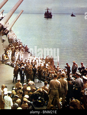 JAPAN KAPITULIERT 2. September 1945 an Bord der USS Missouri. Japanischen Außenminister Shigemitsu auf der linken Seite im Zylinder. Stockfoto