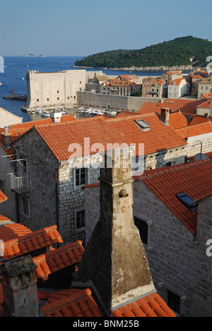 Die roten Terrakotta-Dächer der Altstadt von Dubrovnik, Kroatien. Stockfoto