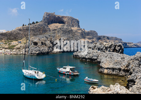 Boote in St. Pauls Bay mit der Akropolis hinter, Lindos, Rhodos, Griechenland Stockfoto