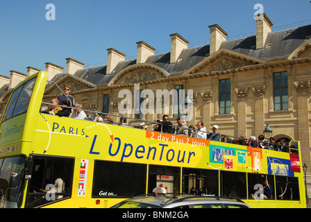 Sightseeing-Bus im Louvre in Paris France Stockfoto