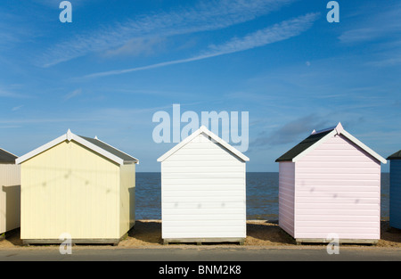 Drei Strand Hütten an Felixstowe Strandpromenade. Stockfoto