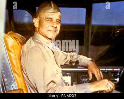 JAMES HAROLD DOOLITTLE (1896 – 1993) USAF Kommandanten im Cockpit einer B-25 b nur nach dem Doolittle Raid auf Japan, 18. April 1942) Stockfoto