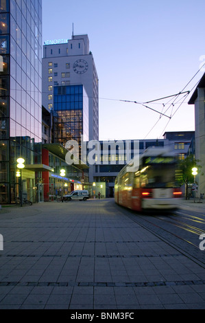 Priester Abend Architektur Bereich Aufnahme BRD Straße Bahngebäude Bewegung Bundesrepublik Bürogebäude bGermany Dämmerung Stockfoto