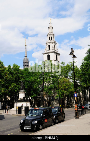 London-Taxis geparkt in The Strand in der Nähe von Aldwych mit Kirche von St Mary Le Strang in London, England, UK Stockfoto