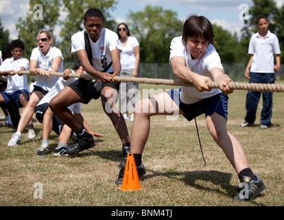 Schule Kinder, Tauziehen, London, England, UK. Stockfoto