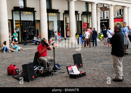 Chinesische Straße Musiker Straßenmusiker spielen eine Sheng Blasinstrument, Covent Garden Piazza, London, England, UK Stockfoto