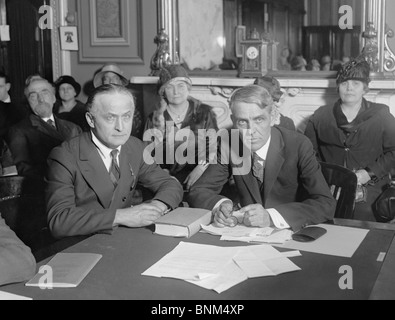 Legendäre Magier und Entfesselungskünstler Harry Houdini (vorne links) erscheint vor einem US-Kongress-Ausschuss im Jahr 1926. Stockfoto