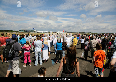 Massen an Farnborough Airshow beobachten, wie ein A380-Flugzeuge taxis und eine British Airways Airbus 318 bereitet nehmen ab Stockfoto