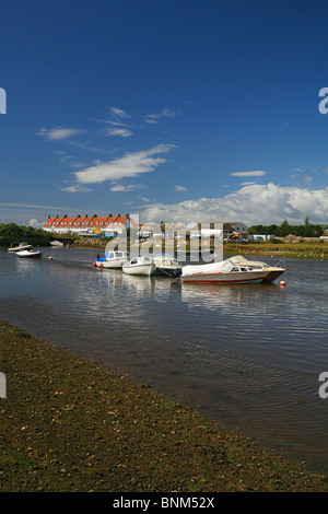 Sportboote vor Anker am Fluss-Axt bei Seaton, Devon, England, UK Stockfoto