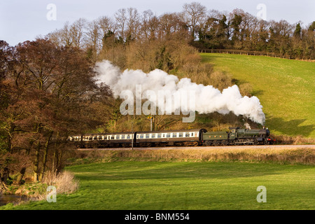 Ex-GWR übergibt Mogul 9351 Castle Hill auf der West Somerset Railway, UK mit einem Zug für Bishops Lydeard Stockfoto