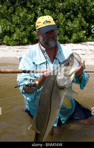 Inshore Angler hefts ein Riesen Snook gefangen in Florida Atlantic Intracoastal Waterway. Die Fische sind reichlich in der Indian River. Stockfoto