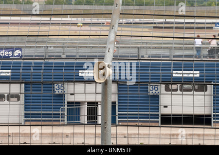 Ein Tannoy Lautsprecher montiert auf einem Zaun auf einer Rennstrecke Stockfoto