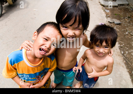 Niedlichen vietnamesische Kinder herumalbern mit der Kamera. Stockfoto