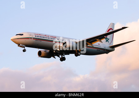 Boeing 737 von Royal Air Maroc im Landeanflug auf London Heathrow Airport, Großbritannien betrieben. Stockfoto