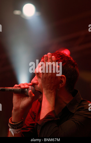 Sieben - Rick Witte - Gesang, die Glanz-Festival in Nottingham Wollaton Park zu vergießen. Schuppen sind eine englische Indie-Rock-Band aus York und waren einer der Gruppen, die zu den Britpop-Musik-Szene beigetragen, das während der 1990er Jahre Band-Mitglieder, Rick Witte - Vocals, Paul Banks - Gitarrist und Songwriter, Tom Gladwin - Bass, entwickelt Alan Leach - Schlagzeug, Joe Johnson - Gitarre Stockfoto