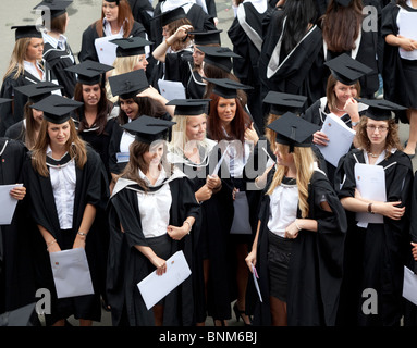 Weibliche Absolventen nach ihrer Abschlussfeier an der Universität Birmingham. Stockfoto