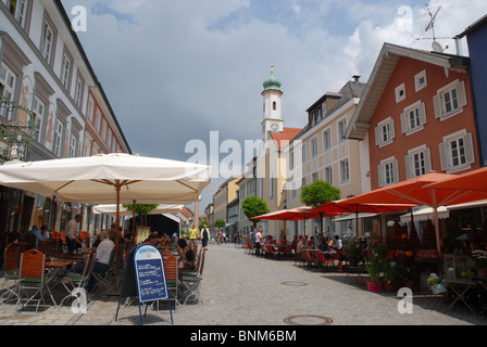 bin Straßencafés in der Fußgängerzone Hauptstraße von Murnau, Staffelsee, Garmisch-Partenkirchen, Oberbayern, Bayern, Deutschland Stockfoto