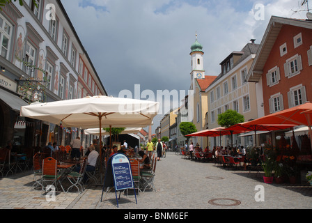 bin Straßencafés in der Fußgängerzone Hauptstraße von Murnau, Staffelsee, Garmisch-Partenkirchen, Oberbayern, Bayern, Deutschland Stockfoto