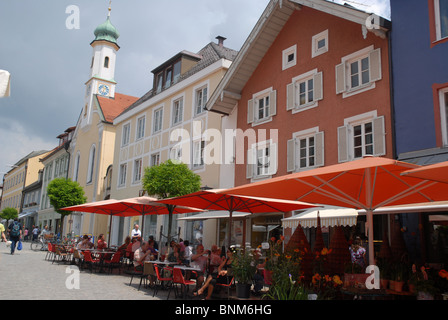 bin Straßencafés in der Fußgängerzone Hauptstraße von Murnau, Staffelsee, Garmisch-Partenkirchen, Oberbayern, Bayern, Deutschland Stockfoto