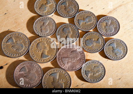 Pre-decimal Queen Elizabeth Kupfer Penny und halben Cent Münzen Stockfoto