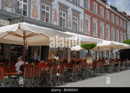 bin Straßencafés in der Fußgängerzone Hauptstraße von Murnau, Staffelsee, Garmisch-Partenkirchen, Oberbayern, Bayern, Deutschland Stockfoto