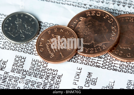 Supermarkt Kasse mit reduzierten Artikeln und britischen Münzen Pennies Lebenshaltungskosten Krise Geld sparen Haushaltsrechnungen Stockfoto