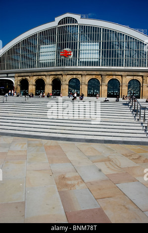 Vorderansicht des Lime Street Station und die Stufen hinauf auf es in Liverpool Stockfoto