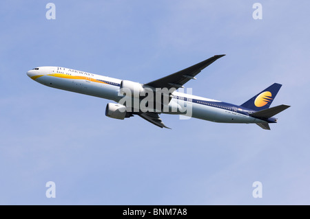 Boeing 777 von Jet Airways klettern aus betrieben nehmen Sie am Flughafen London Heathrow, Vereinigtes Königreich. Stockfoto