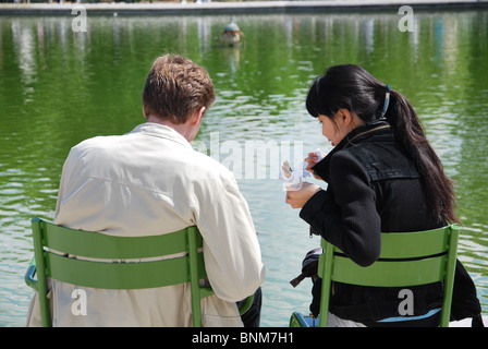 Paar entspannen in Tuileries Gardens Paris Frankreich Stockfoto